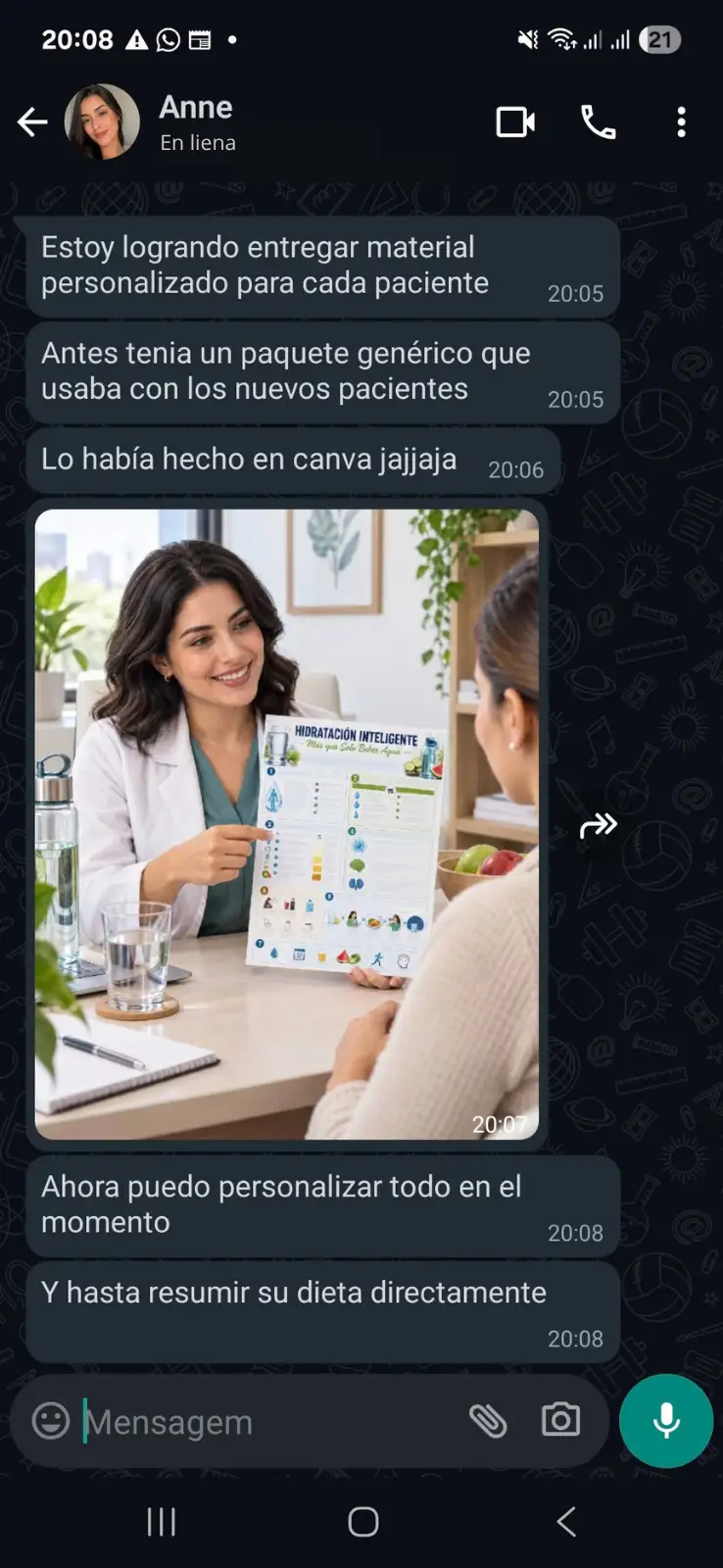 Conversación de una nutricionista sobre personalizar materiales durante la consulta