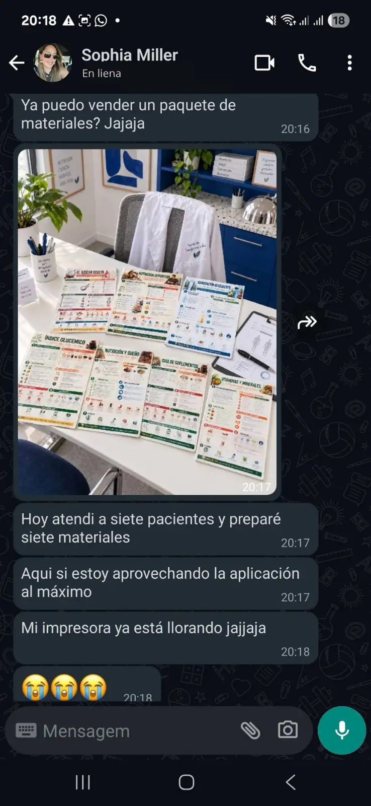 Conversación de una nutricionista sobre preparar materiales para siete pacientes